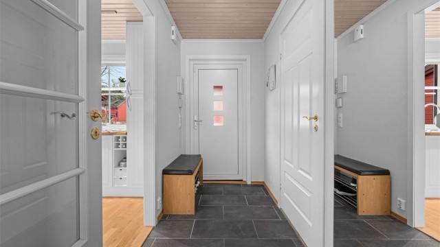 Praktisk entré med plass til oppbevaring. Varmekabler i gulvet gir en god velkomst.