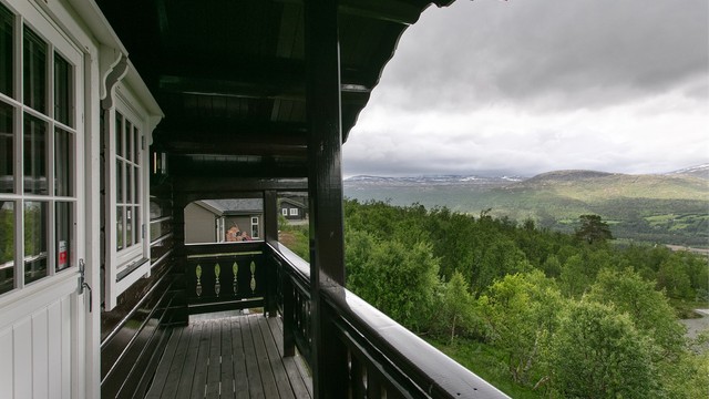Fra balkongen er det vidstrakt utsikt over nærområdet og fjellene.