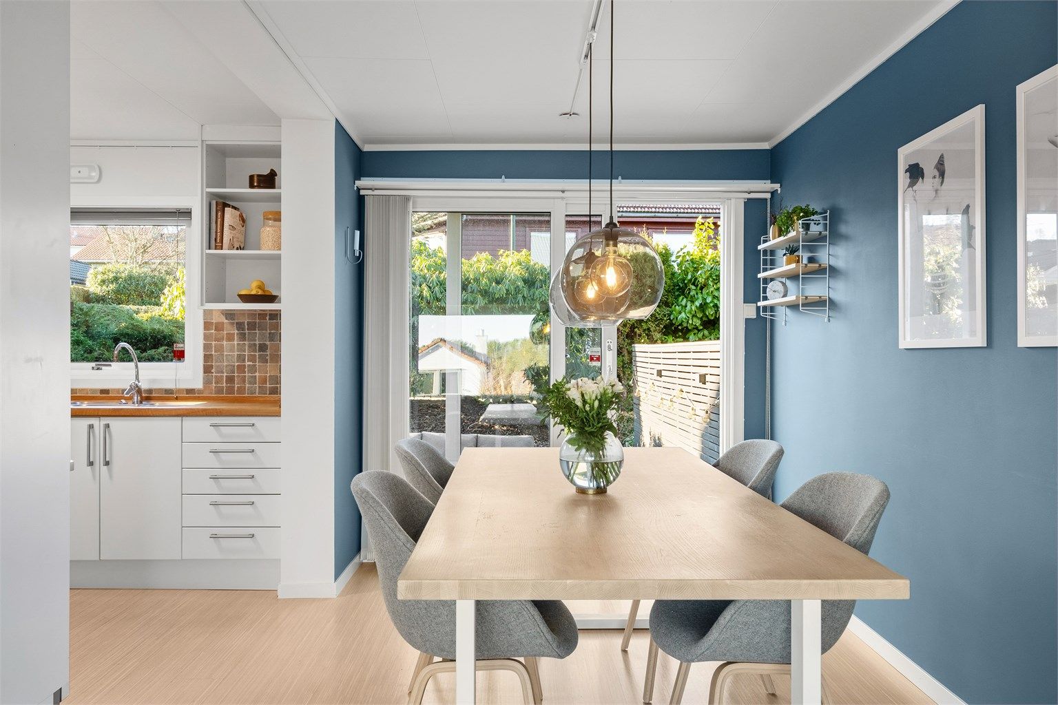 God plass til stort spisebord. Trapp ned til kjeller fra kjøkken.