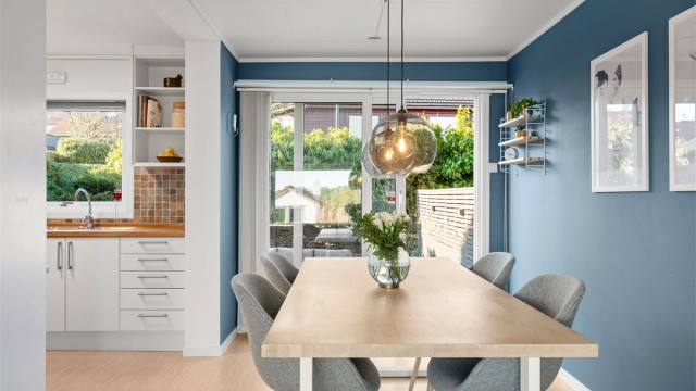 God plass til stort spisebord. Trapp ned til kjeller fra kjøkken.