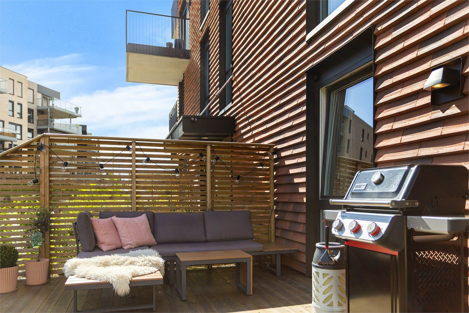 Den romslige markterrassen har god plass til både spisegruppe, grill og hyggelige sammenkomster gjennom sommerhalvåret.