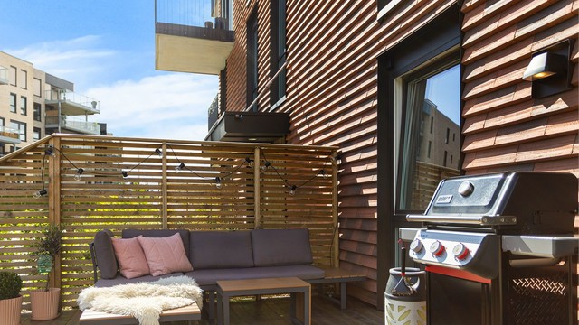 Den romslige markterrassen har god plass til både spisegruppe, grill og hyggelige sammenkomster gjennom sommerhalvåret.