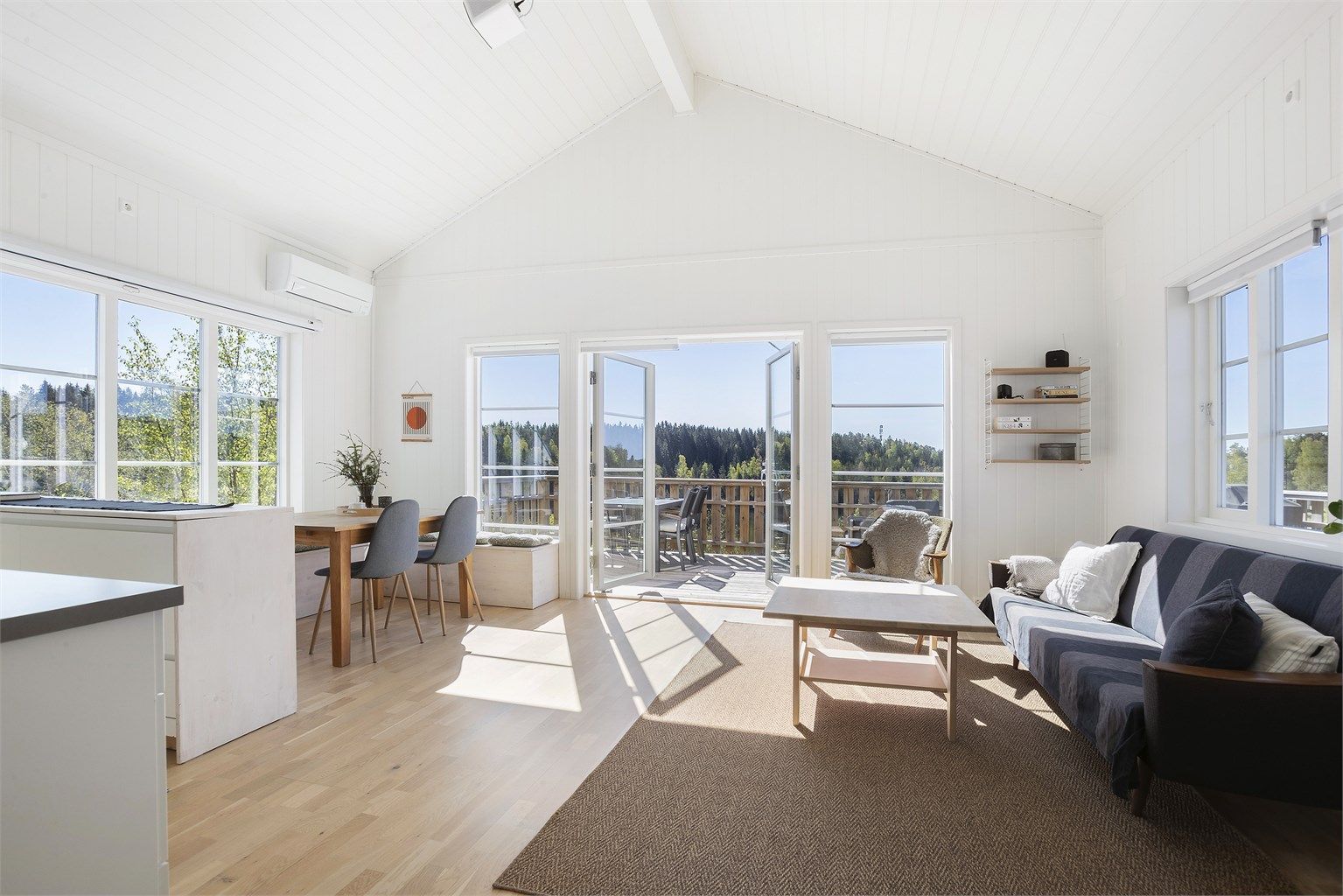 Stue og kjøkken er i en åpen løsning