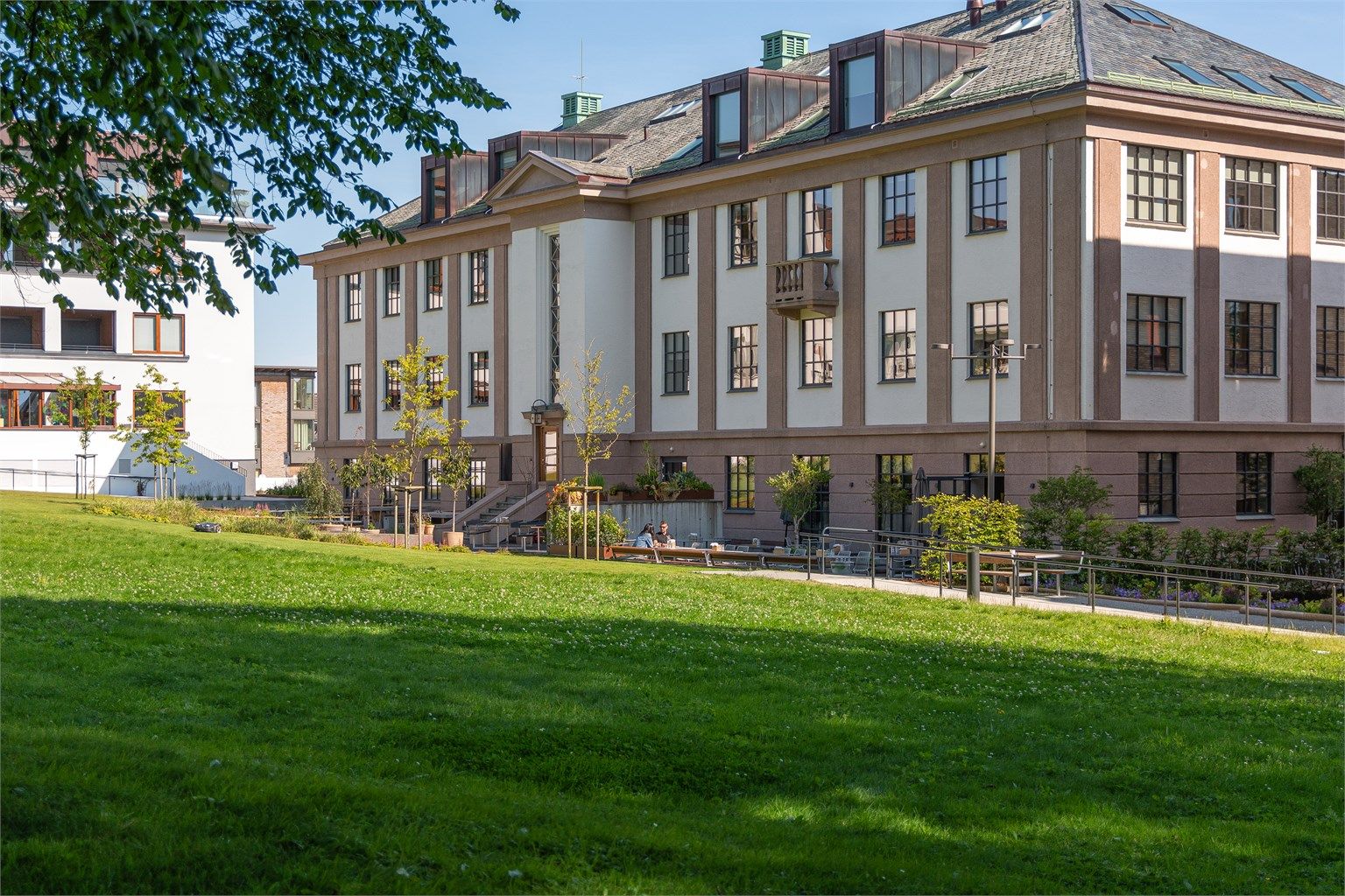 Hermetikken byr på et levende og attraktivt nærmiljø på Eiganes.