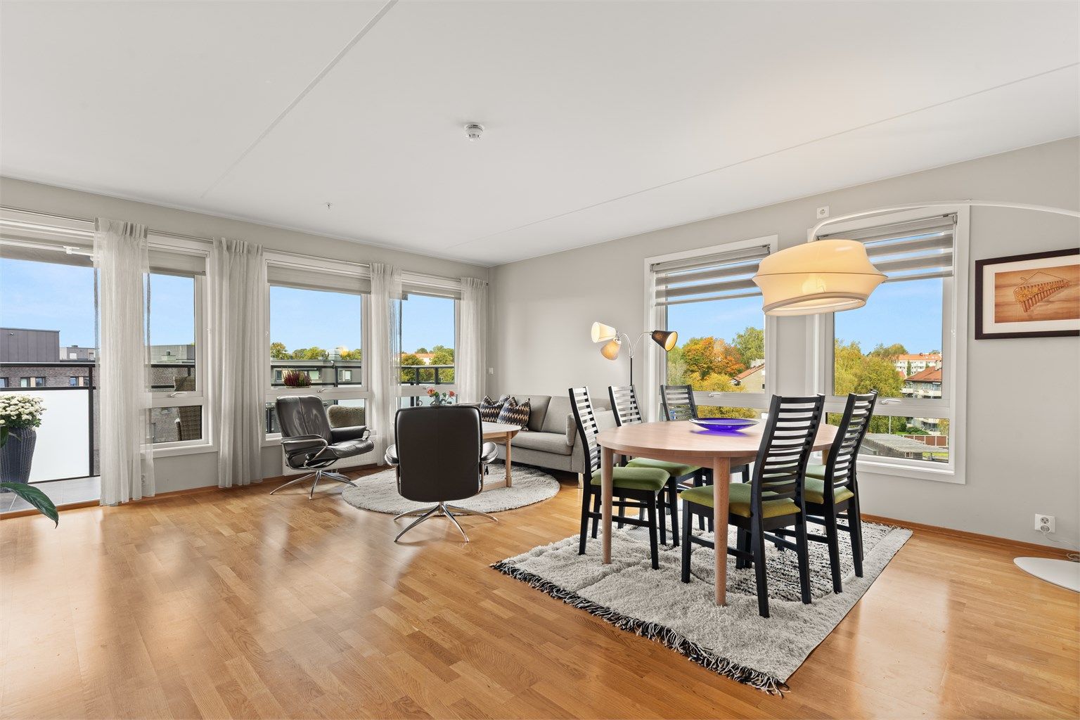 Krogsveen v/ Simen Istre Grevskott har gleden av å presentere denne moderne og familievennlige 5-roms leiligheten med en solrik balkong, beliggende høyt i 6. etasje med heisadkomst. 