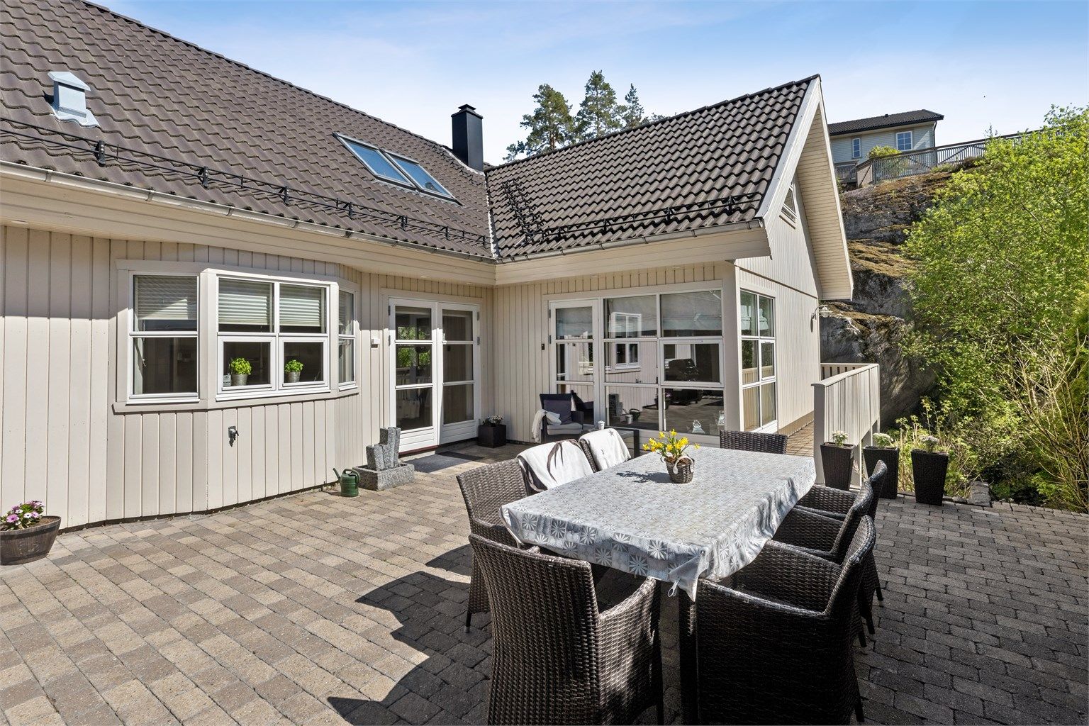 Terrassen er sydvendt, solrik og skjermet med meget gode solforhold.