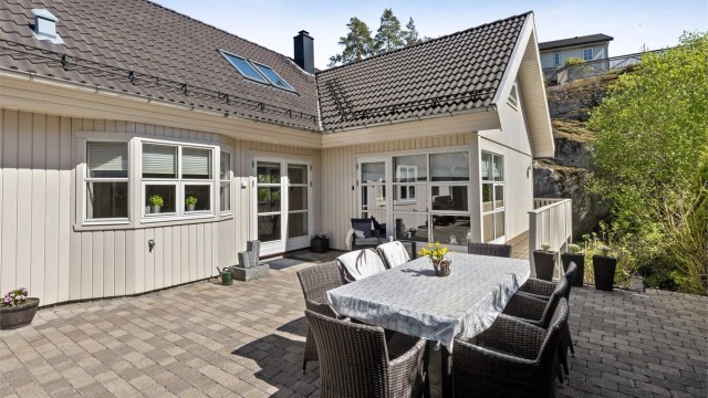 Terrassen er sydvendt, solrik og skjermet med meget gode solforhold.