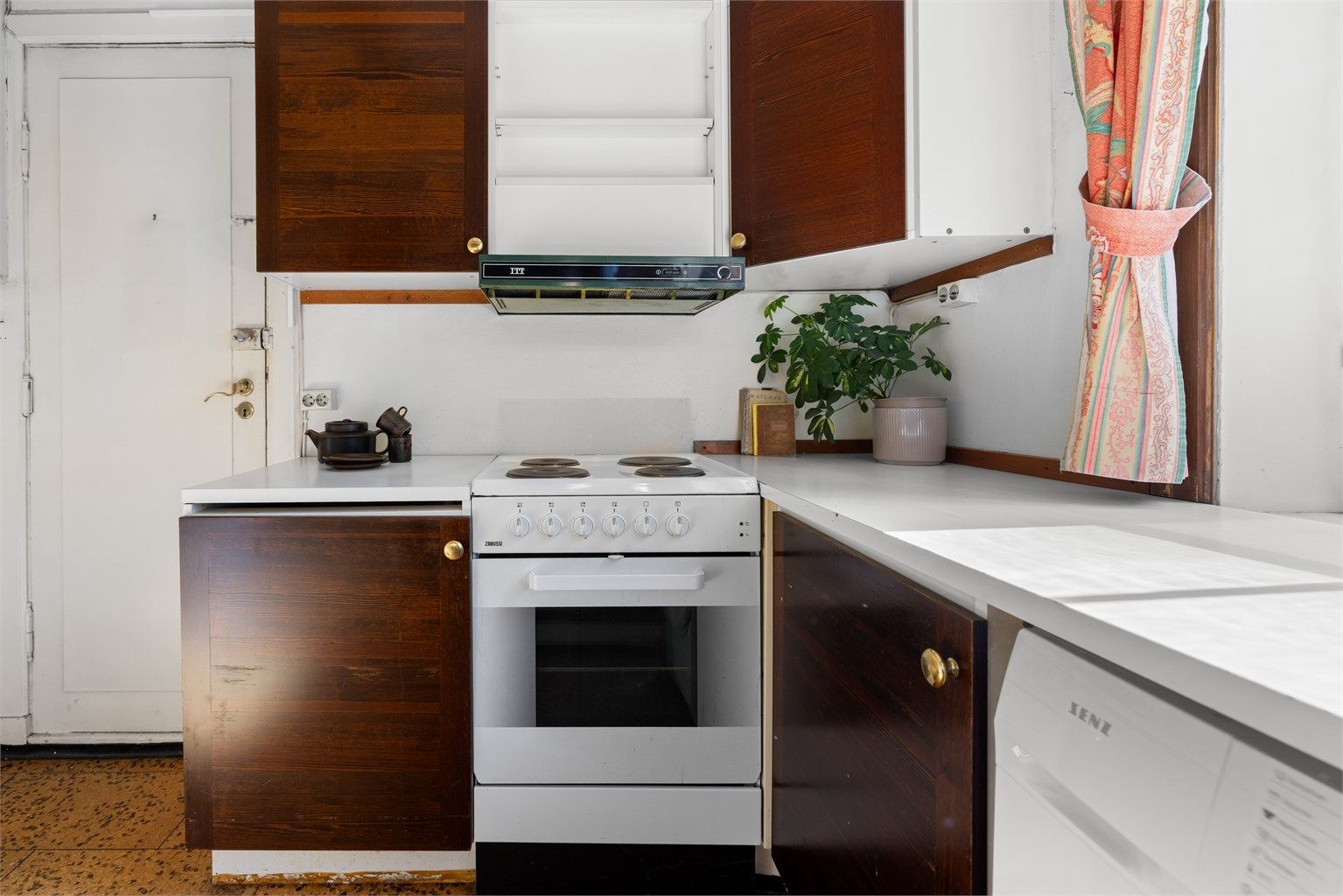 Tilsvarende naboleilighet har flyttet kjøkkenet ut til den ene stuen. Kjøper overtar ansvar og risiko for en slik prosess. Herfra er det og tilgang til baktrapp som tar deg ned til bakgården