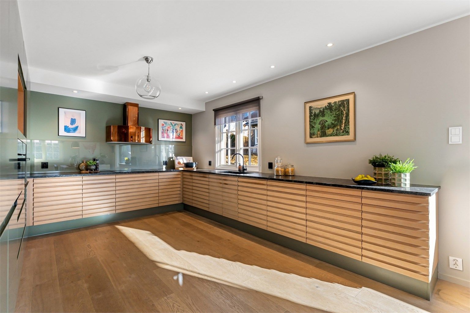 Moderne JKE-kjøkken fra 2020 med benkeplate av stein. Kjøkkenet har god plass til mange, og er i åpen løsning med spisestuen