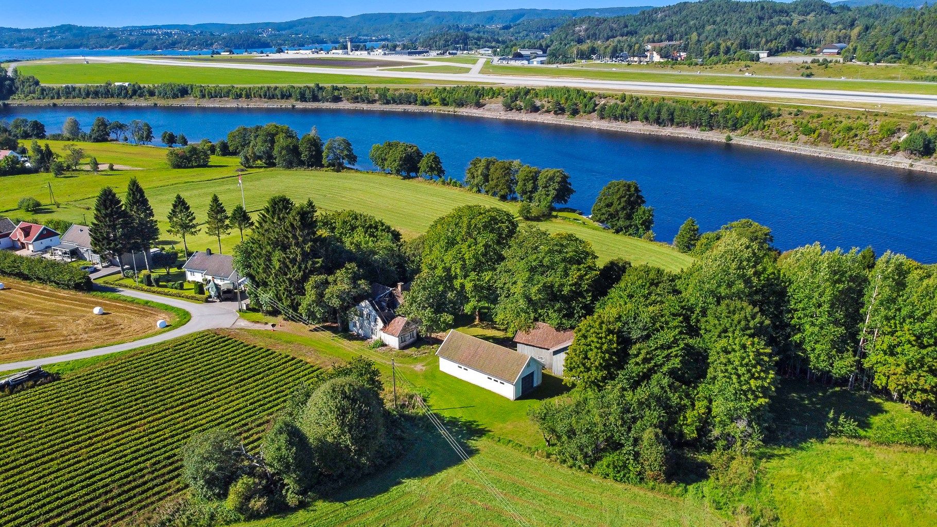 Velkommen til Topdalsveien 113,  Stor eiendom på ca 59 daa og lang strandlinje med fiskerett mot Topdalselva