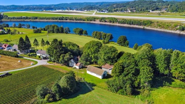 Velkommen til Topdalsveien 113, Stor eiendom på ca 59 daa og lang strandlinje med fiskerett mot Topdalselva