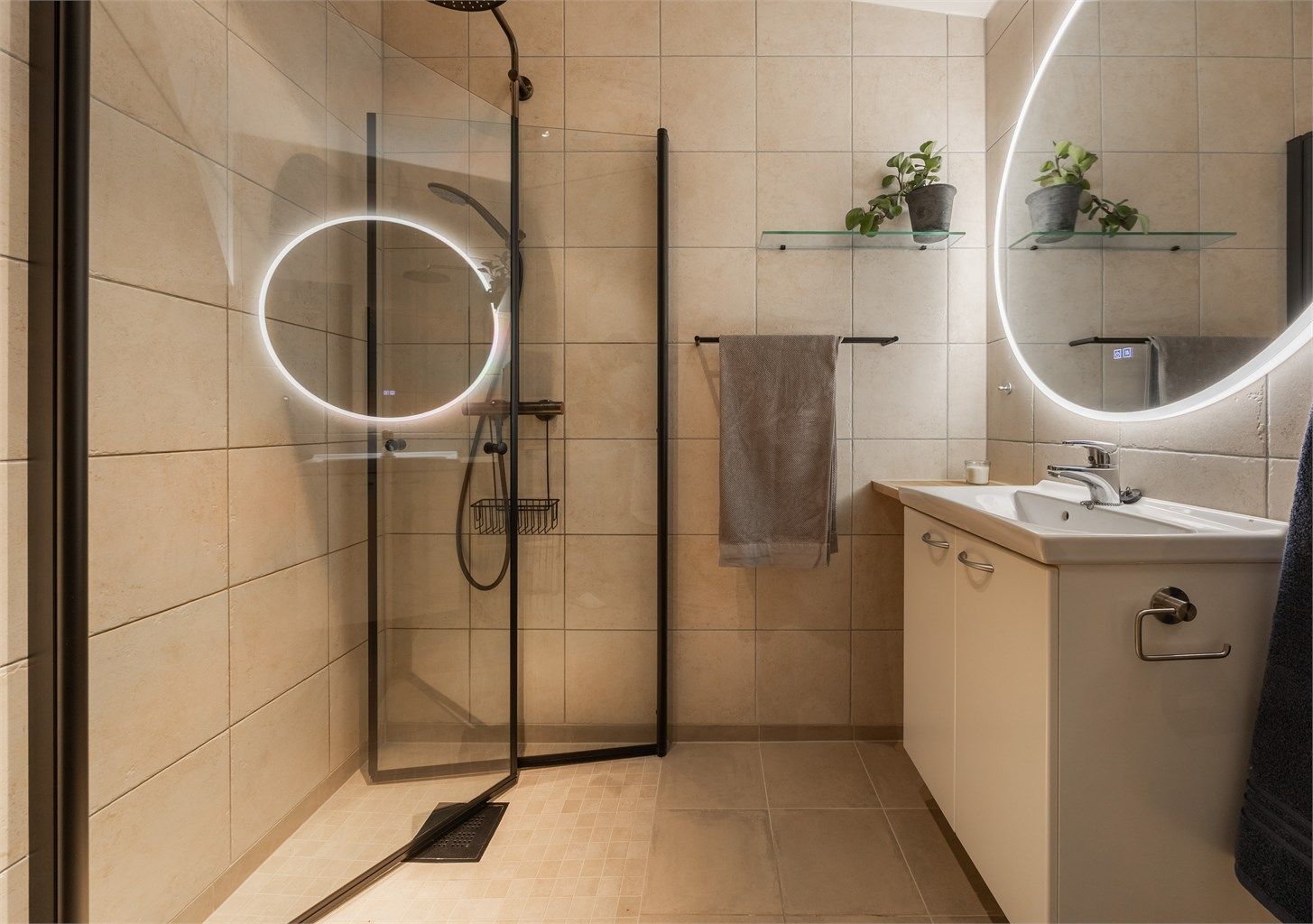 Dusjhjørnet har praktiske, innfellbare dører i glass som frigjør gulvplass.