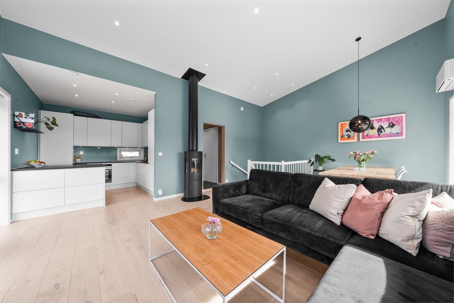 Den åpne løsningen mellom stue og kjøkken legger til rette for et sosialt familieliv.