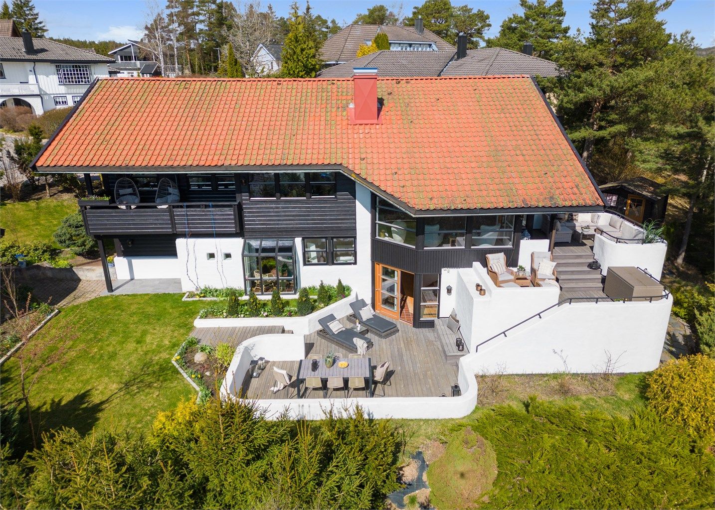 Boligen har sterk egenart fremmet av et karakteristisk arkitektur og flere fantastiske uterom. Takfornying er utført i 2025, etter fotografering ble utført.