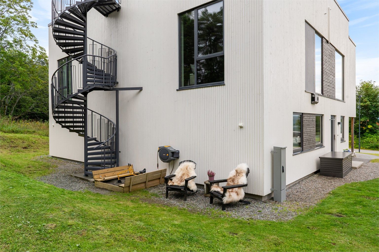Spiraltrappen gir utvendig adkomst til takterrassen.