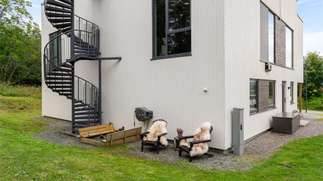 Spiraltrappen gir utvendig adkomst til takterrassen.