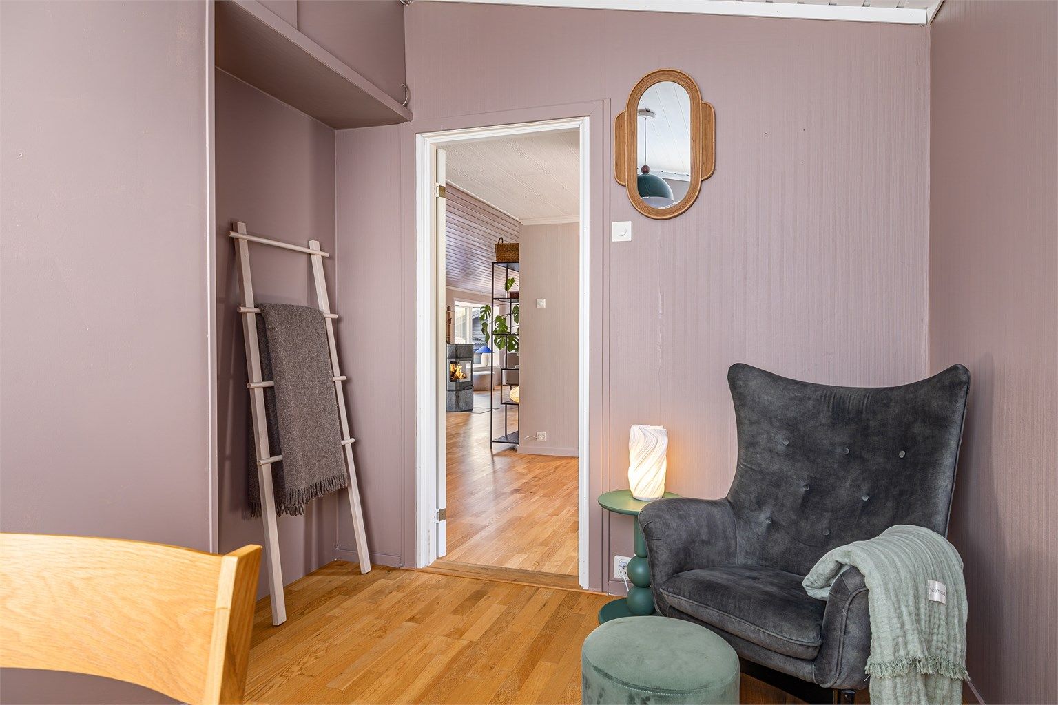 Et lyst og trivelig rom med flere møbleringsmuligheter.