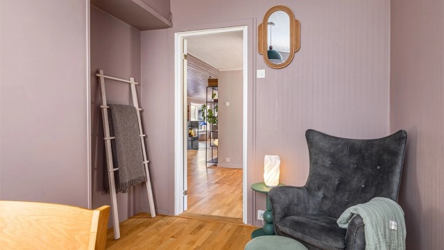 Et lyst og trivelig rom med flere møbleringsmuligheter.