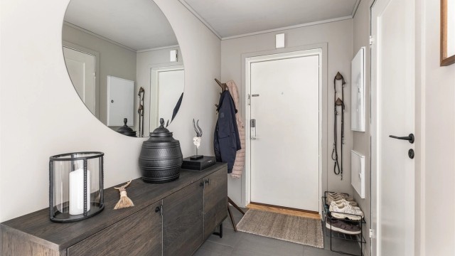 Entreens vegger og himling er nymalt. Gulvet har både varme og en praktisk overflate av fliser.