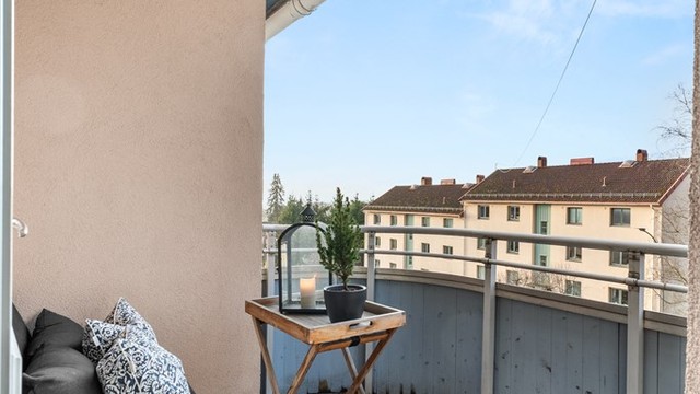 Utgang fra stue til vestvendt balkong på ca. 5 kvm med gode solforhold.