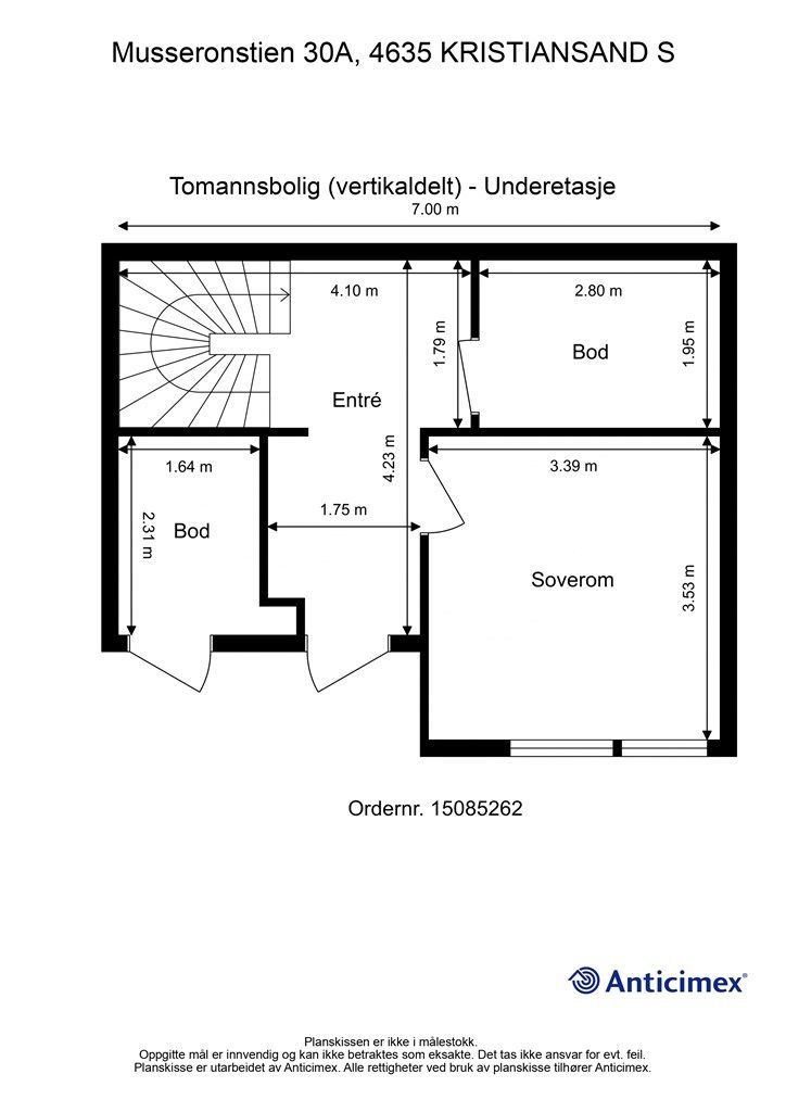Plantegning som viser boligens underetasje og inngang.