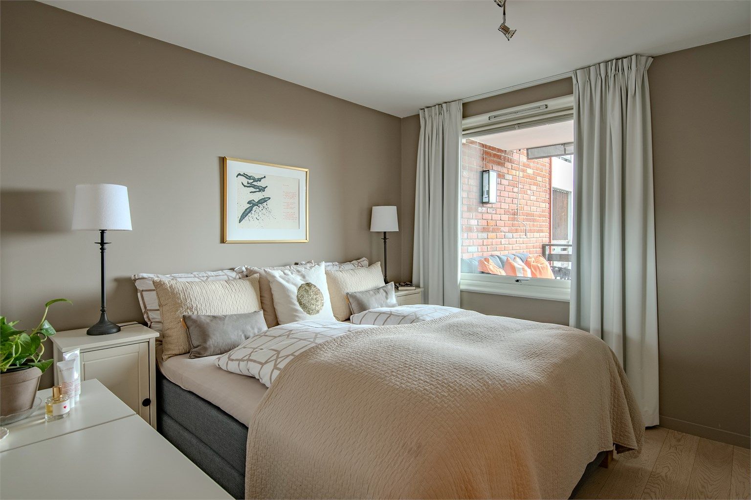 Soverommene har parkett på gulv og malte flater.