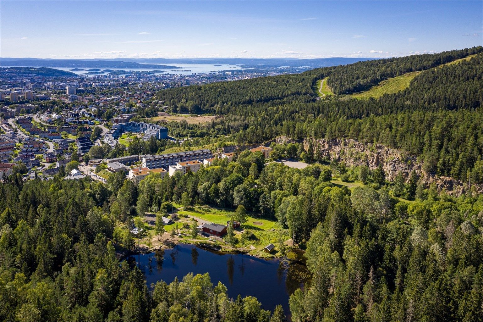 Vakre Isdammen, kun 100 meter unna, er nærmeste lille badevann med skøyteis på vinterstid