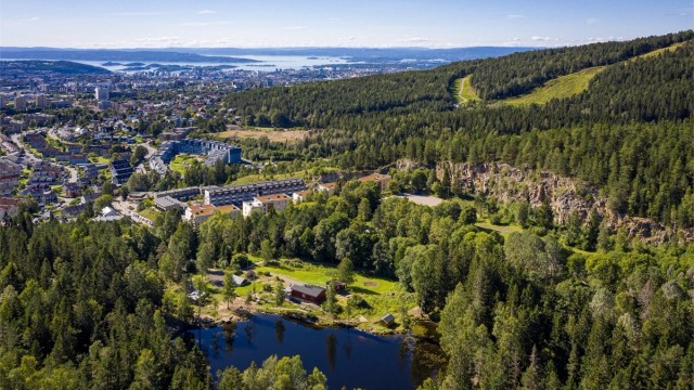 Vakre Isdammen, kun 100 meter unna, er nærmeste lille badevann med skøyteis på vinterstid