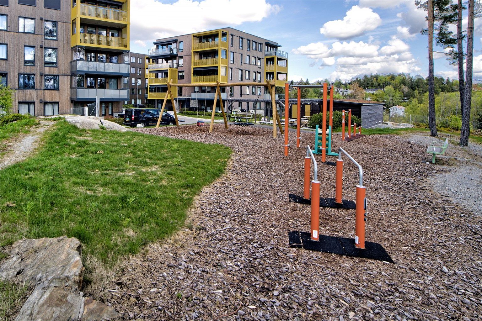 lekeplass mot fasader
