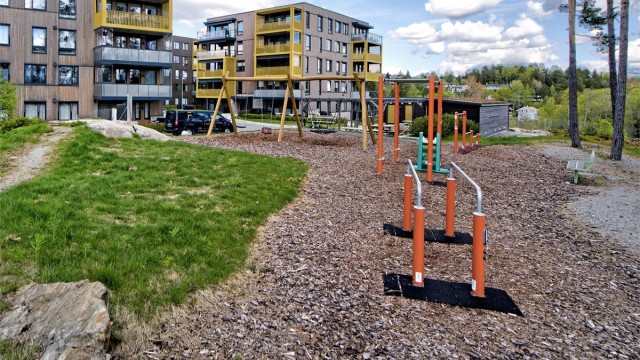 lekeplass mot fasader