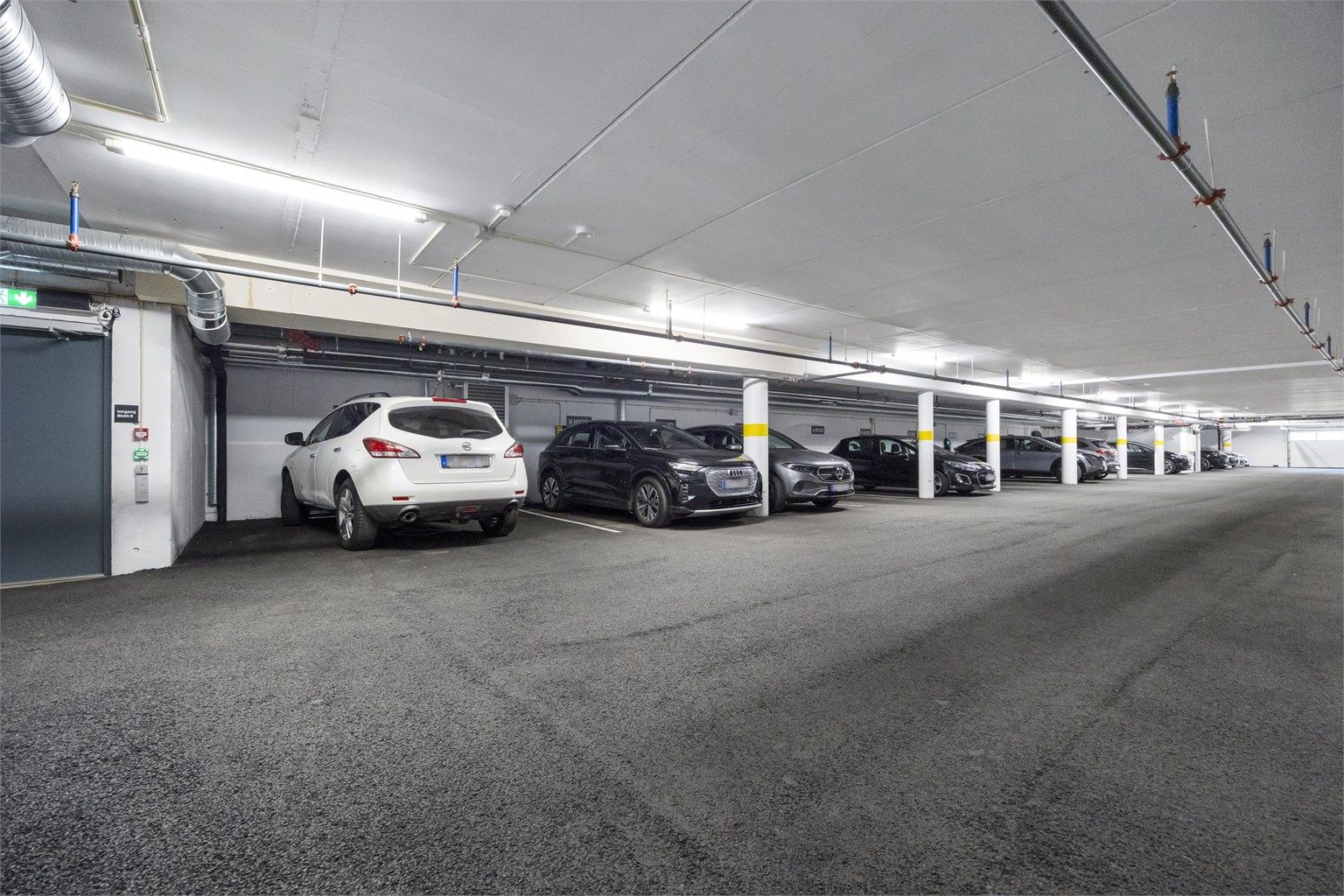 Det medfølger parkeringsplass i felles garasjeanlegg, med mulighet for elbillader.