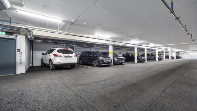 Det medfølger parkeringsplass i felles garasjeanlegg, med mulighet for elbillader.