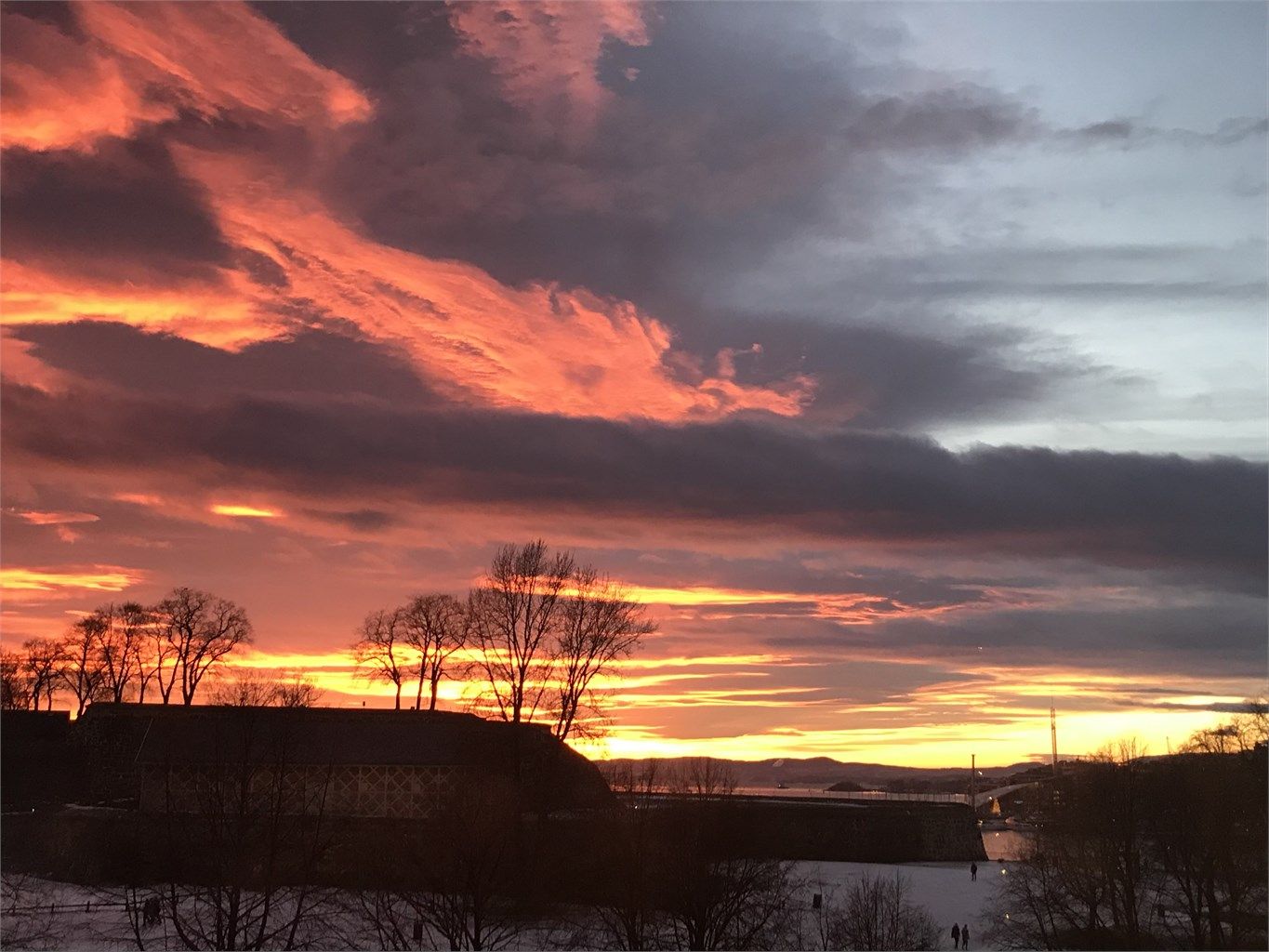 Selgers eget bilde av solnedgang fra leiligheten januar 2026