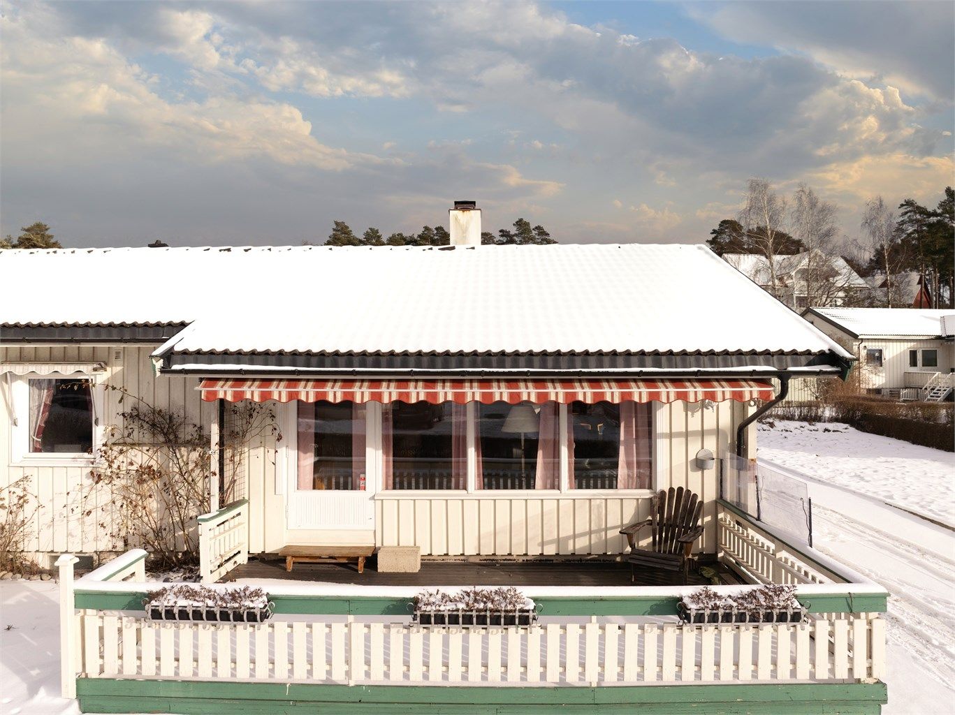 Terrassen på ca. 21 kvm. er anlagt mot vest. Under snøen finnes i tillegg en hellebelagt uteplass og gangvei.