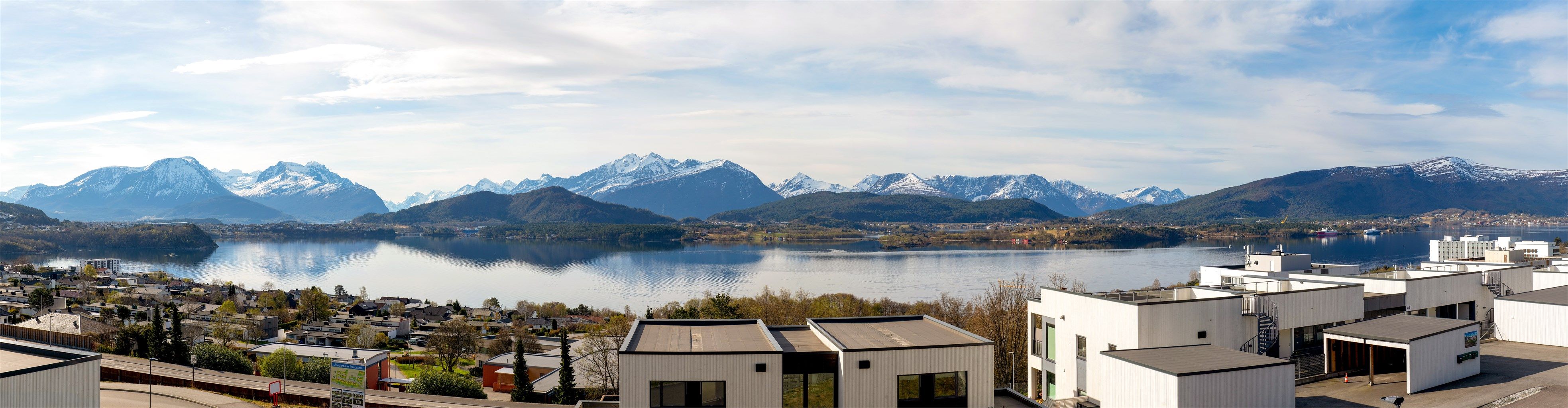 Et bredt utsyn over Borgundfjorden og det omkringliggende landskapet