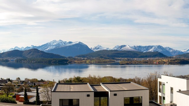 Et bredt utsyn over Borgundfjorden og det omkringliggende landskapet