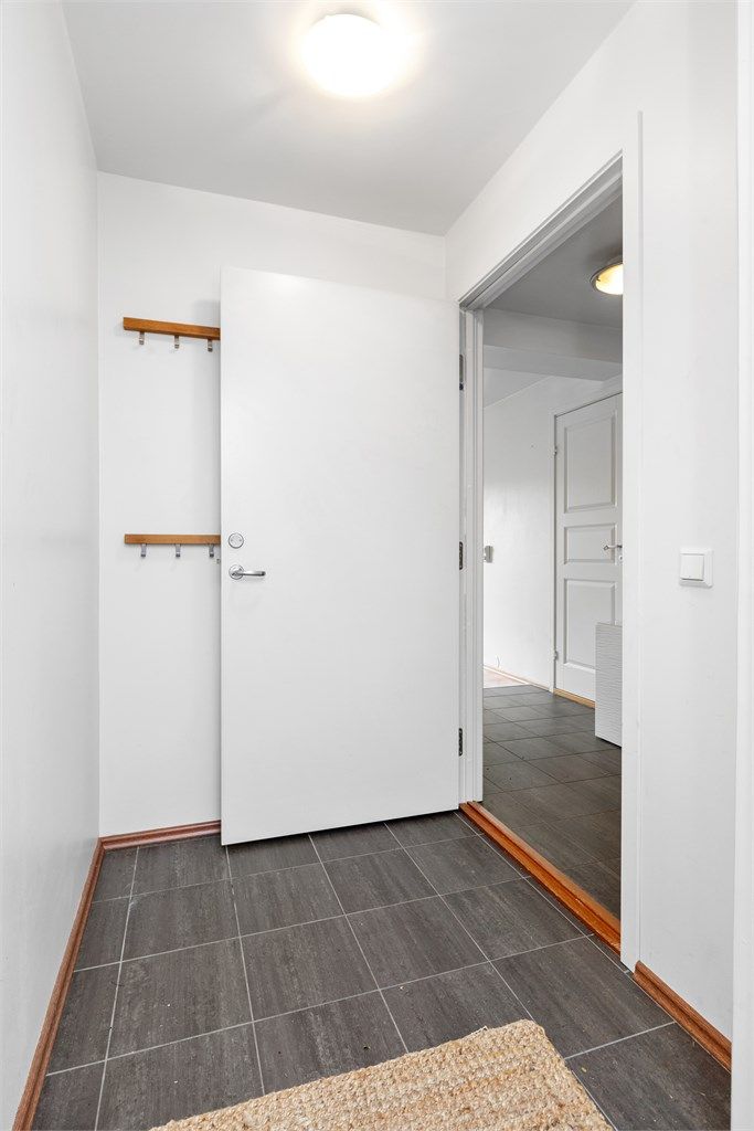 Velkommen inn! Det er varmekabler i gulv på gangen.