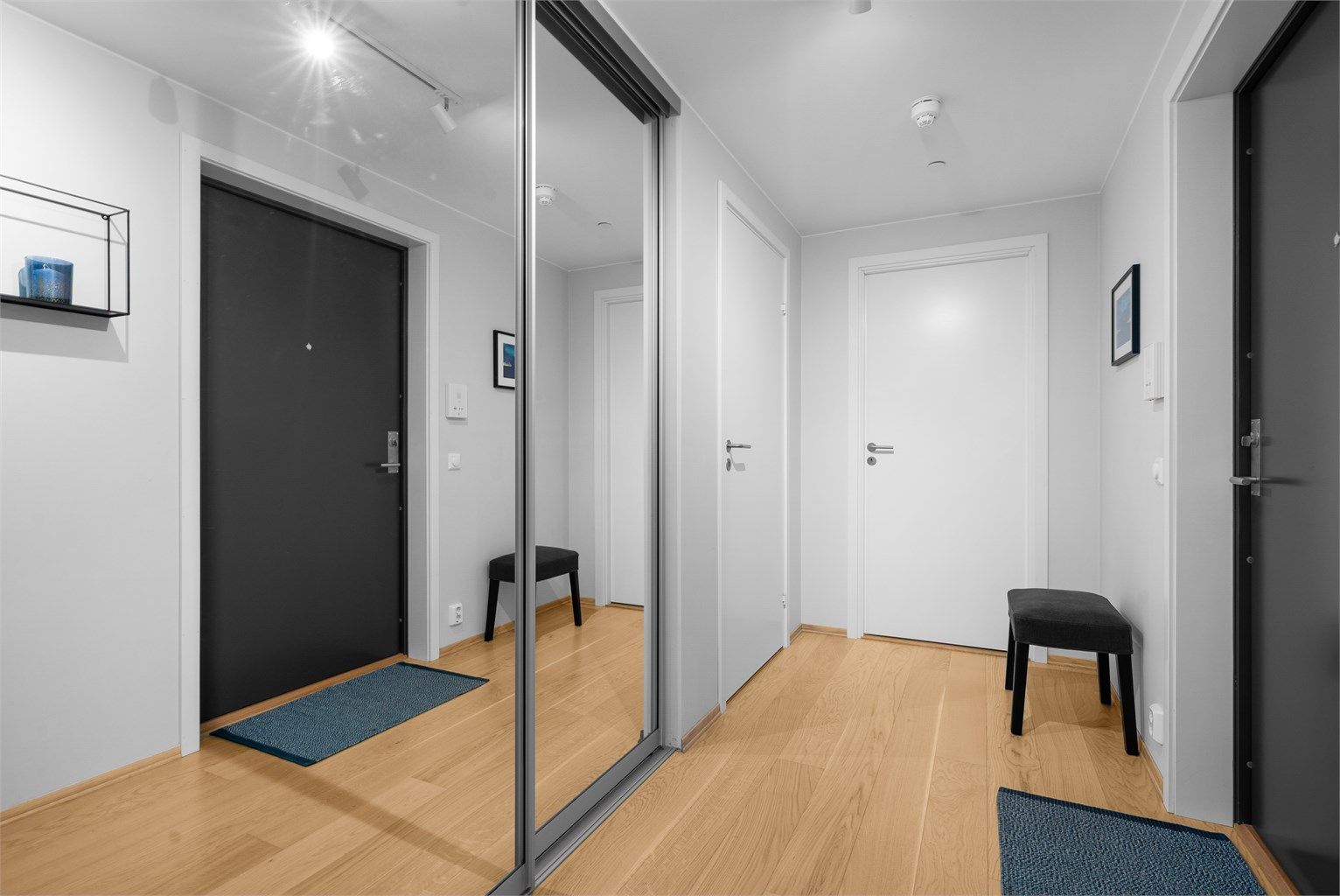 Romslig hall med skyvedørsgarderobe for god oppbevaring av yttertøy.
