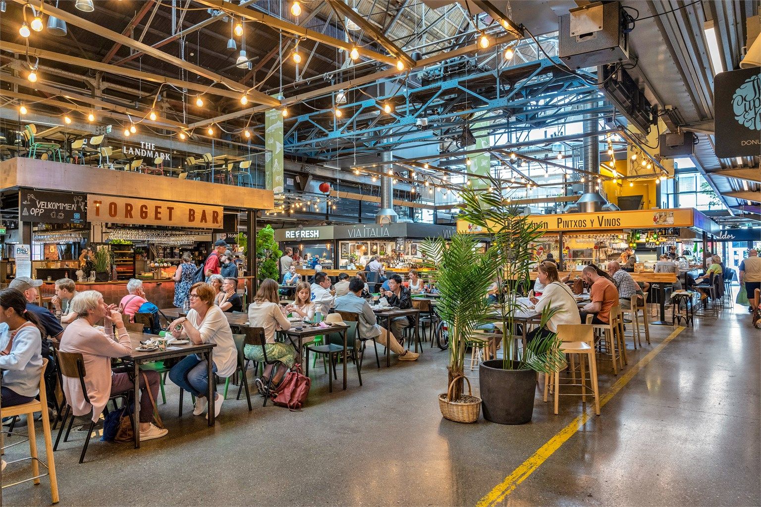 Her finner du alt fra Mathallen og spennende restauranter til unike vintagebutikker, gallerier og et yrende uteliv. Mathallen er en arena for unike smaksopplevelser med det beste av norsk og internasjonal mat.