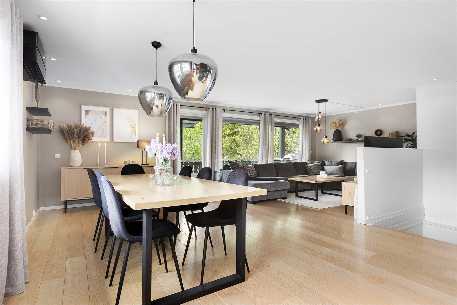 Stuen har 1-stavs parkett og god plass til både spisebord og sofagruppe.