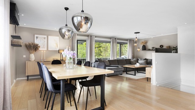 Stuen har 1-stavs parkett og god plass til både spisebord og sofagruppe.