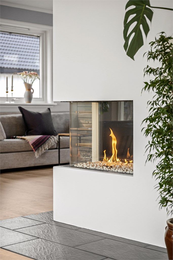 Peisen fungerer også som en elegant romdeler mellom stue og spisestue.