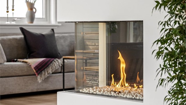 Peisen fungerer også som en elegant romdeler mellom stue og spisestue.