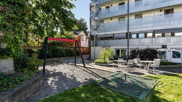 I den grønne og koselige bakgården er det lite som minner om de meget sentrale omgivelsene.
