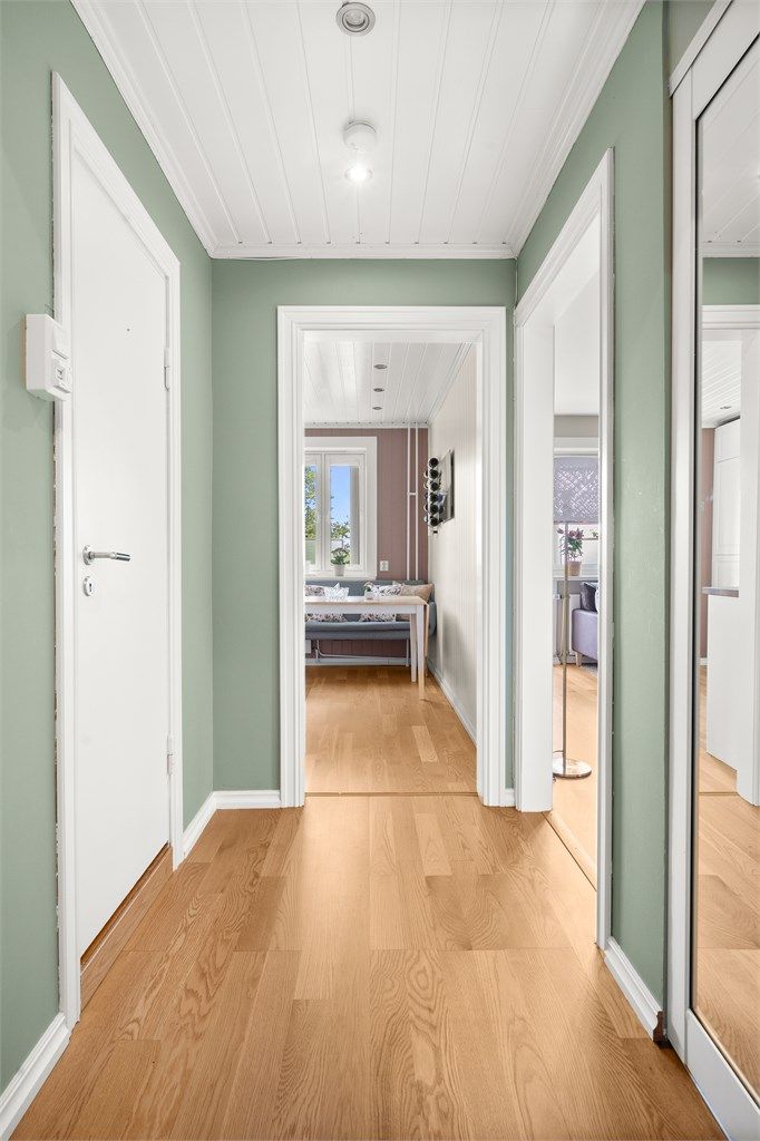 Velkommen inn! I entréen er det etablert en skyvedørsgarderobe. 