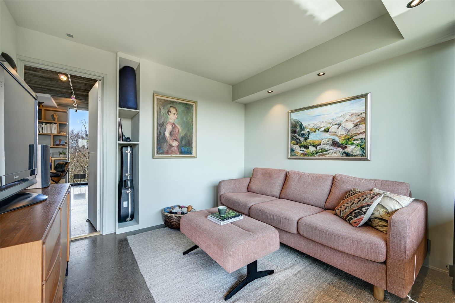 Soverommene i første etasje har gulv av heltre eik og slipt betong, med vannbåren varme.