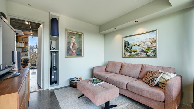 Soverommene i første etasje har gulv av heltre eik og slipt betong, med vannbåren varme.