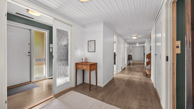 Gjennomgående laminatgulv og elektrisk gulvvarme i store deler av underetasjen.