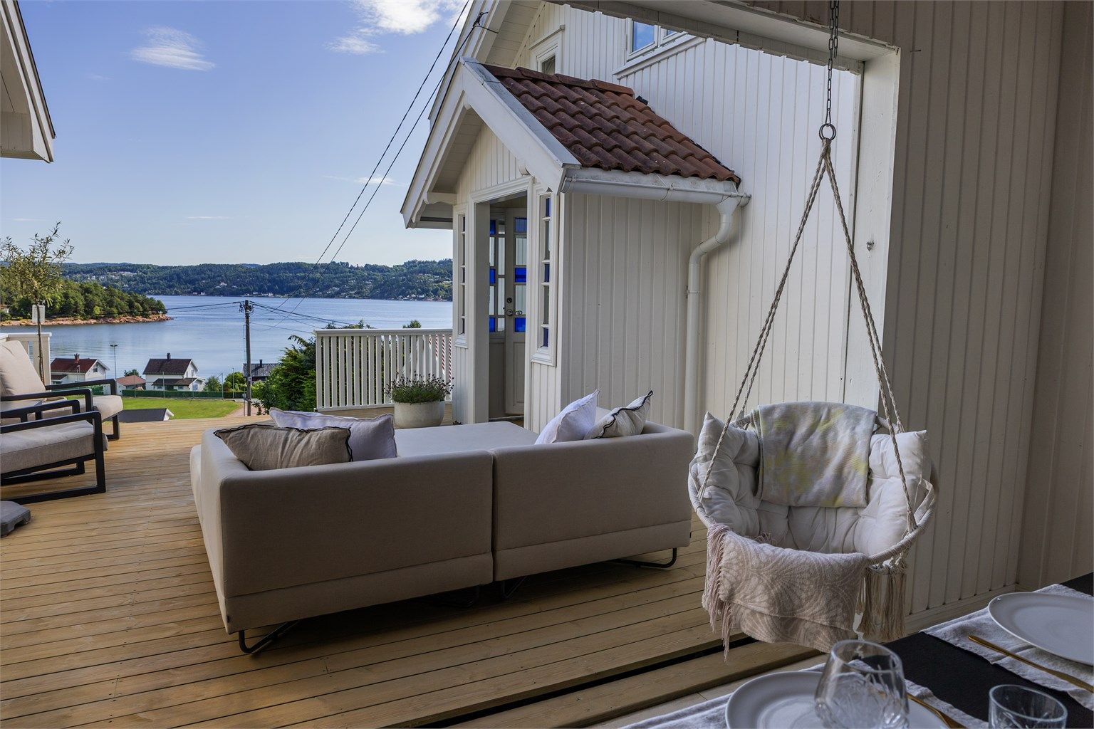 Den store terrassen på 46 kvm har god plass til flere sittegrupper.