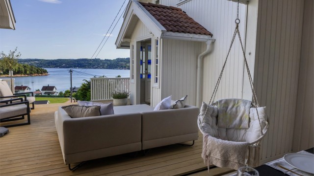 Den store terrassen på 46 kvm har god plass til flere sittegrupper.
